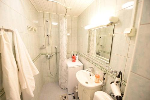 图尔库Rental Apartment Patterihaka Suomen Vuokramajoitus Oy的白色的浴室设有水槽和淋浴。