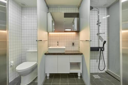 首尔Slow Stay DA的浴室配有卫生间、盥洗盆和淋浴。