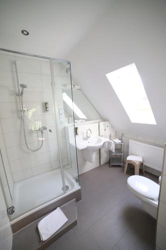 LageHaus Berkenkamp的带淋浴、卫生间和盥洗盆的浴室
