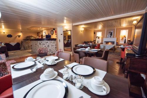 马克里尼撒阿尔吉洛旅馆的一间带桌椅和壁炉的用餐室