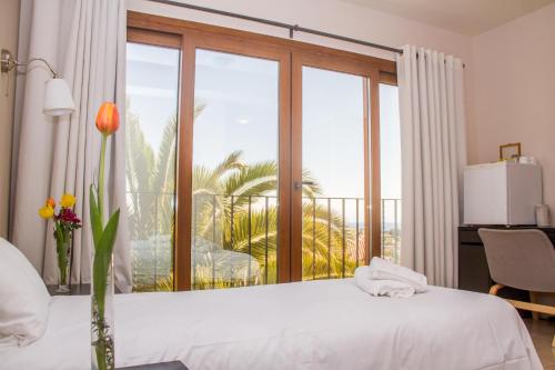 卡尔佩Hotel Gran Sol的卧室设有白色的床和大窗户