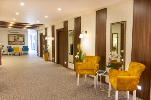 贝尔格莱德Luxury Rooms Skadarlija的走廊上设有椅子和桌子,位于酒店客房内