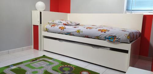 武夫赖Au fil de la Loire的儿童卧室配有带玩具轨道的双层床
