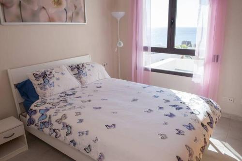 莫哈卡尔Macenas Beach Resort Mojacar -Almeria的一间卧室设有一张床,享有海景
