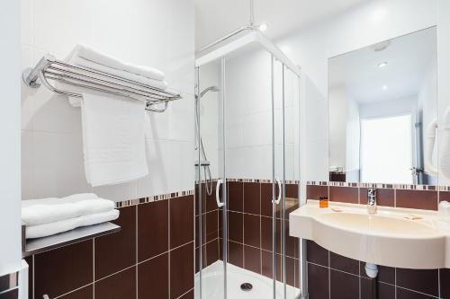 尼斯艾萨帝都酒店的一间带水槽和淋浴的浴室