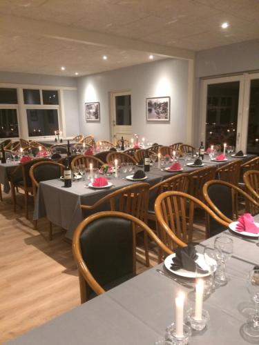 赛比Riverside Voerså的用餐室配有桌椅和蜡烛
