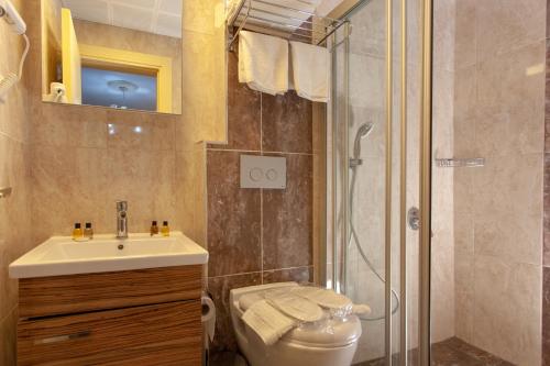 Ozmen Hotel的一间浴室