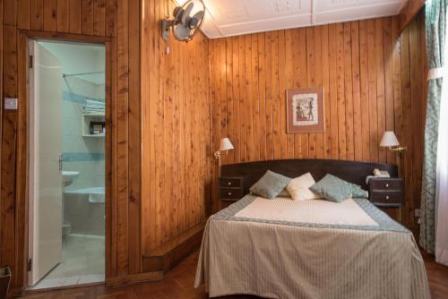 内罗毕奥克伍德酒店 的一间卧室配有一张床,浴室设有浴缸