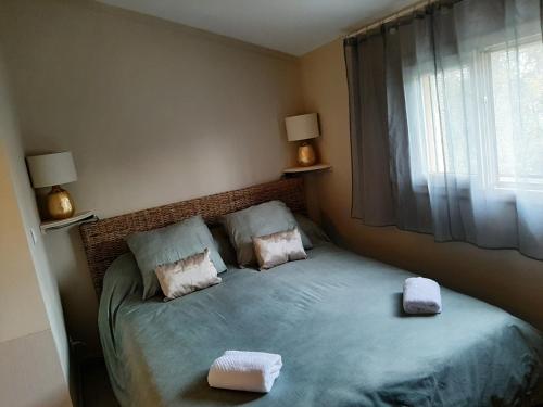 阿尔勒Gîte de charme的一间卧室配有一张床,上面有两条毛巾