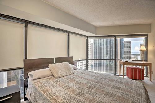 Downtown Honolulu Suite Near Ala Moana Beach!客房内的一张或多张床位