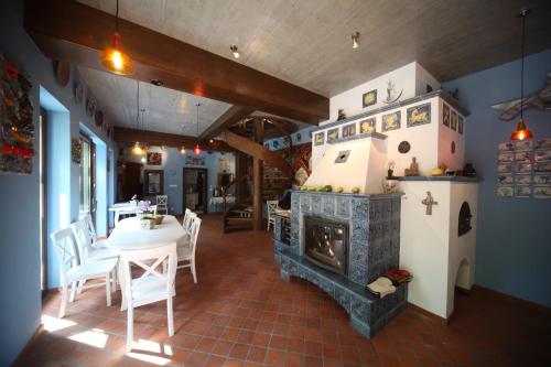克拉科夫伊科萨莫特尼亚酒店的客厅设有壁炉、桌子和椅子