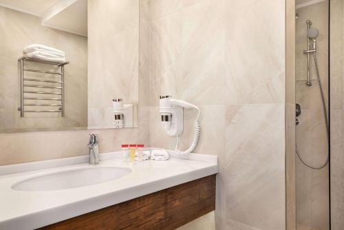 Ramada Hotel & Suites by Wyndham Yerevan的一间浴室
