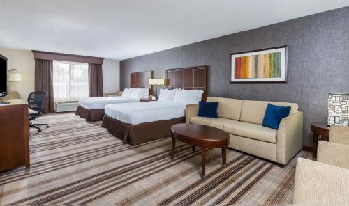 圣地亚哥圣地亚哥海洋世界智选假日酒店的酒店客房,设有两张床和一张沙发