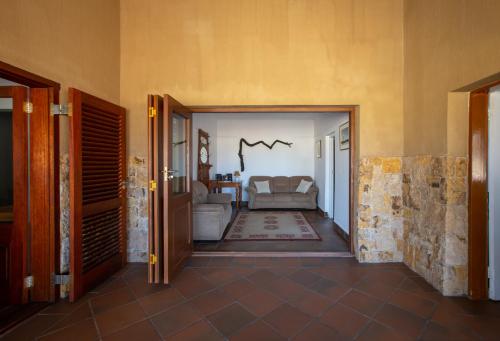 AugrabiesDaberas Guest Farm的走廊上设有带沙发的客厅