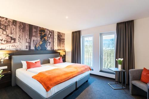 兰根布鲁克Hotel Duda Langenbruck的酒店客房设有床和窗户。
