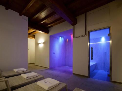 BorghettoFattoria Lucciano的带淋浴的浴室和2条毛巾(位于地面)