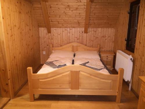 纳梅斯托沃Chata Sofia Námestovo的小木屋内一间卧室,配有一张床