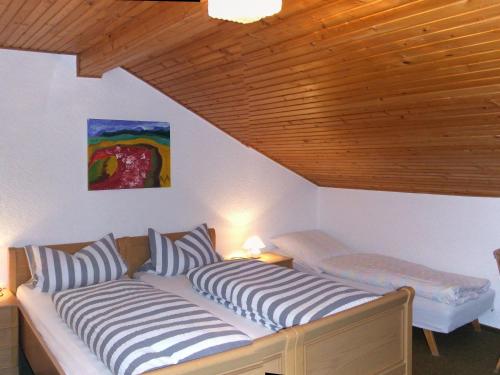 比绍夫斯迈斯Pension Sonnenhof的配有木天花板的客房内的两张床