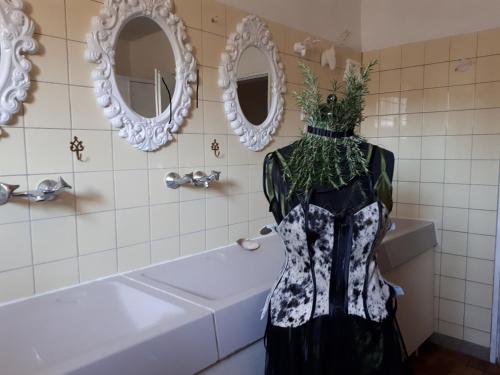FischenichHaus im grünen - Hürth的浴室设有浴缸,配有鲜花长袍