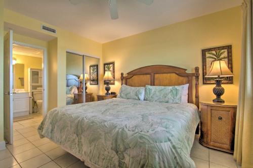 巴拿马城海滩Beachfront Condo with Emerald Beach Resort Amenities的一间带大床的卧室和一间浴室