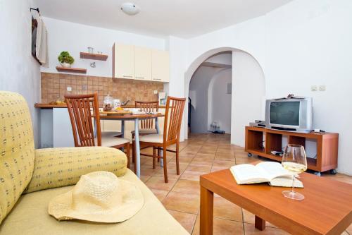 苏科尚Apartments Marija的客厅配有沙发和桌子