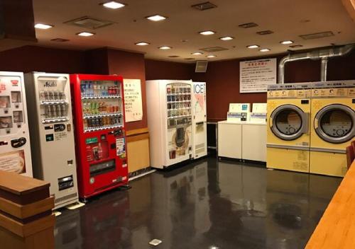 大垣Ogaki Forum Hotel / Vacation STAY 72180的洗衣房配有洗衣机和其他洗衣机