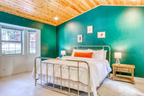 南太浩湖Skyline Serenity的一间卧室设有一张床和绿色的墙壁