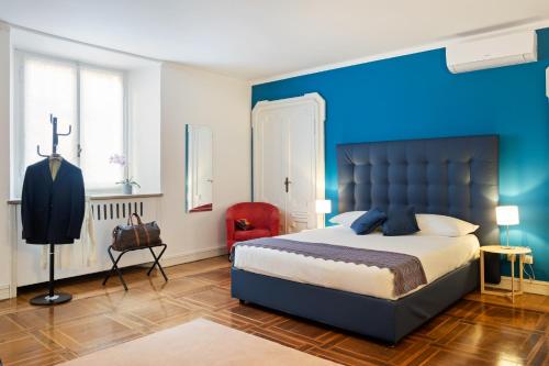 维罗纳Italianflat - Verona Suite的蓝色卧室,配有床和红色椅子