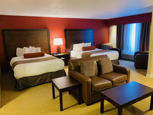因弗米尔因弗米尔卡纳塔酒店的酒店客房,设有两张床和一张沙发