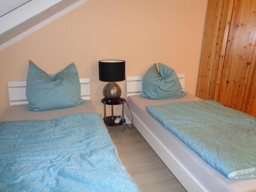 吉尔兴Residenz Peckmann的卧室内的两张床和蓝色枕头