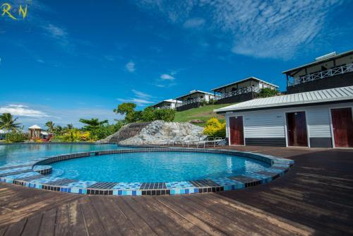 拉奇拉奇Dua Dua Beach Resort的一座房子旁的院子内的游泳池