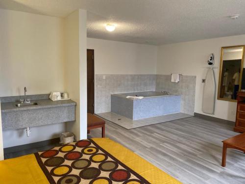 西法兰克福西法兰克福美国最有价值旅馆的带浴缸、床和盥洗盆的浴室