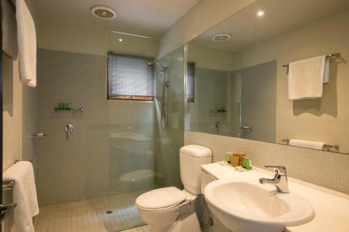 福尔斯克里克富楼福村庄公寓的浴室配有卫生间、盥洗盆和淋浴。