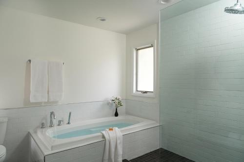 霍利Silver Birches Resort的白色的浴室设有浴缸和窗户。