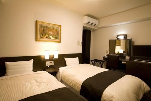 能代市诺施洛路特酒店的酒店客房配有两张床和一张书桌