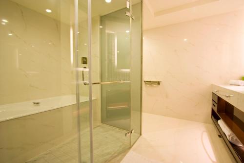 台北香树花园酒店的浴室里设有玻璃门淋浴