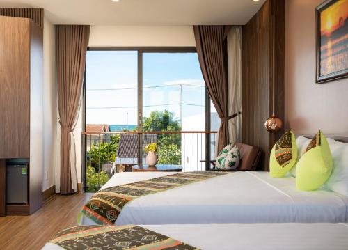 会安Seaweed Luxury Villa & Spa的带阳台的客房内的两张床