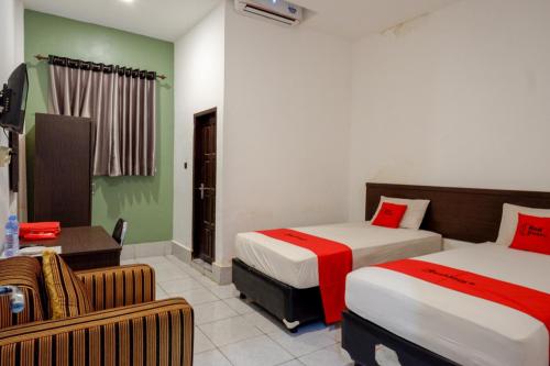 RedDoorz Syariah @ Hotel Wisma Indonesia Kendari客房内的一张或多张床位