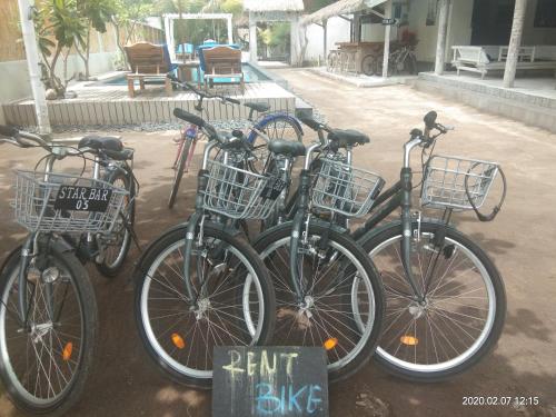 吉利阿尔星辰酒吧和简易别墅的一辆自行车停在出租标志旁边