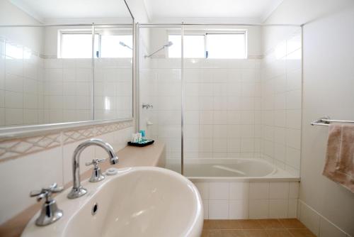 Hopetoun维乌克里斯特外莱基旅游假日公园的白色的浴室设有水槽和浴缸。