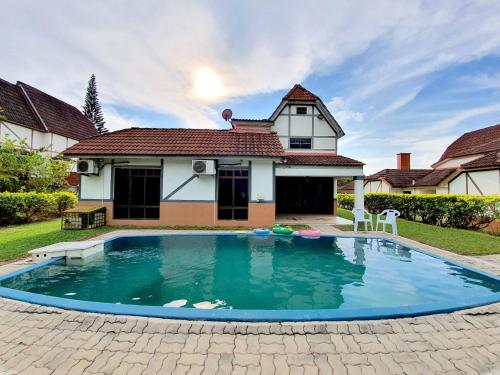 Kampong Alor GajahA famosa Resort Villa with private pool by BeeStay 10 pax的相册照片