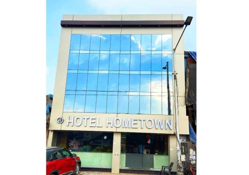 孟买Hotel Hometown Near US Embassy BKC的酒店大楼前有红色的停车位