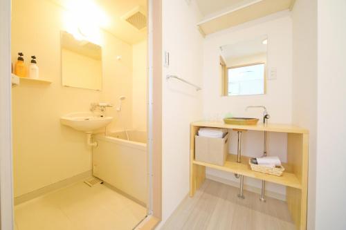 Apartment HOTEL KIRO Kyoto STATION的一间浴室