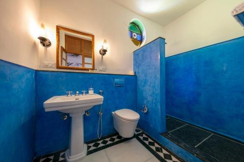 蓬蒂切里Grand Hotel D'Europe的蓝色的浴室设有水槽和卫生间