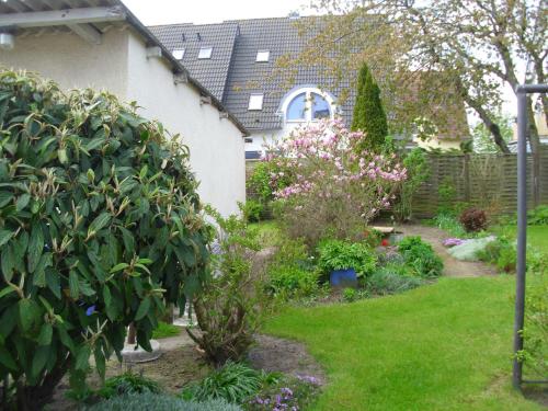 DwasiedenFerienzimmer Am Stadtrand的房屋前的花园