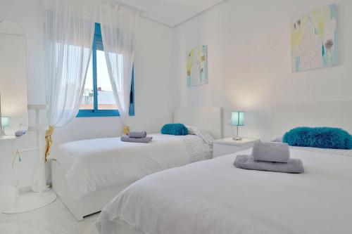 科尔多瓦CONFORT CORDOBA CENTRO II的白色客房 - 带2张白色床和窗户