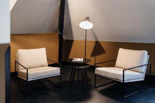 乌得勒支The Hunfeld的两把椅子和一张桌子,一个灯在房间里