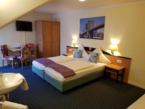 汉诺威弗劳拉酒店的酒店客房设有一张大床和一个水槽