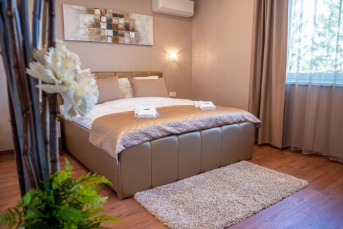 多瑙斯特雷达Villa Dunaj的一间卧室,卧室内配有一张大床