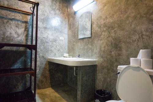 象岛张克里夫度假酒店的一间带水槽和卫生间的浴室